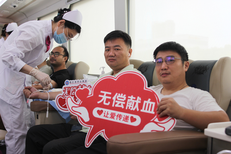 【吉貝爾藥業黨員干部職工積極參與無償獻血公益活動】的配圖